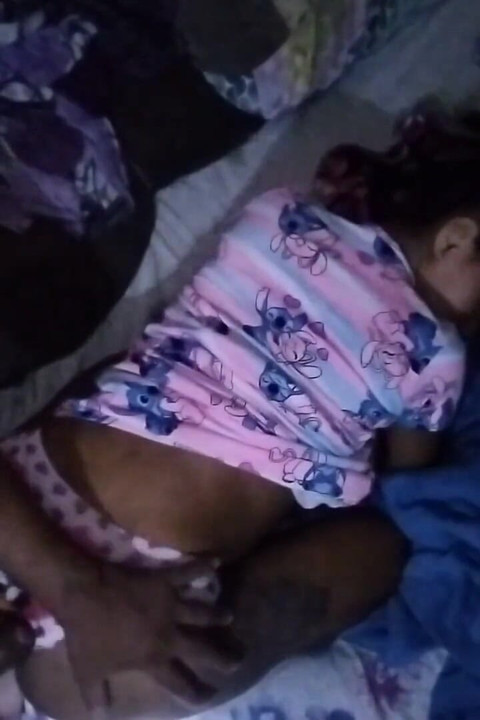 Saya membuat putri tiri saya hamil dan saya terus meniduri vagina dan pantat