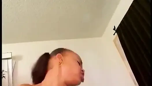 Cewek cantik dientot habis-habisan sama kontol besar pria kulit hitam