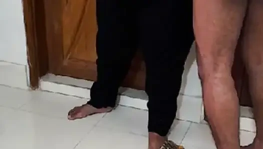 Ibu tiriku gila sampai muncrat, tiba-tiba datang ke kamarku waktu ayahku lagi istirahat di kamar sebelah