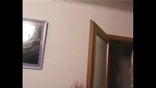 Шлюховатая милфа раздевается и делает минет