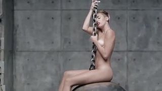 Miley cyrus nuda nel video clip di 'xwrecking ball' '