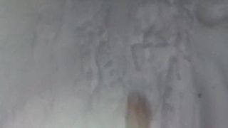 雪の中で裸足