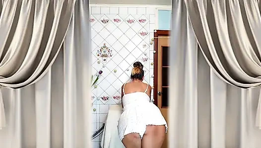 Beyaz tanklı ateşli olgun ev hanımı Lukerya çamaşır makinesinde azdırıyor ve mastürbasyon yapıyor