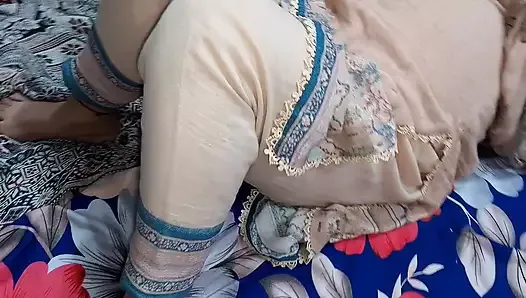 Un mari a couché avec sa belle femme indienne, elle regardait un film sur mobile.