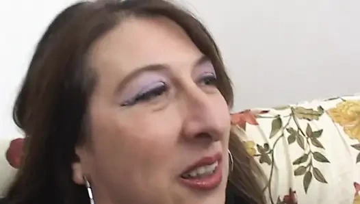 Уродливая итальянская милфа обожает принимать член в задницу