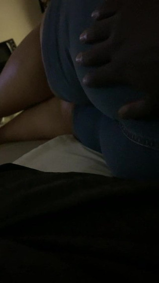 Une SSBBW jaune couchée sur le côté se fait fesser le cul avant de baiser