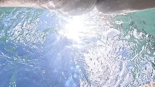 Nackte MILF Schwimmt Mit Analplug Unter Wasser