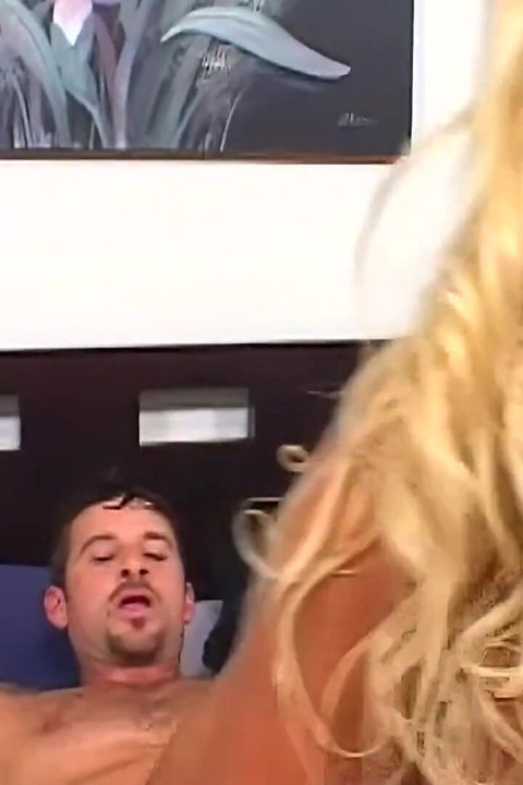 Η Shyla Stylez παίρνει τον τεράστιο πούτσο του φίλου της στο στόμα της και μετά το μουνί της