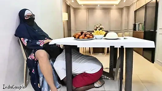 Guru sekolah hijab muslim pergi untuk kencan dengan bintang