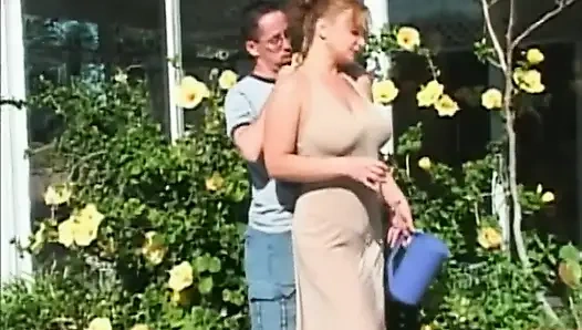 Riesige möpse, blonde milf fickt großen schwanz und lutscht im garten