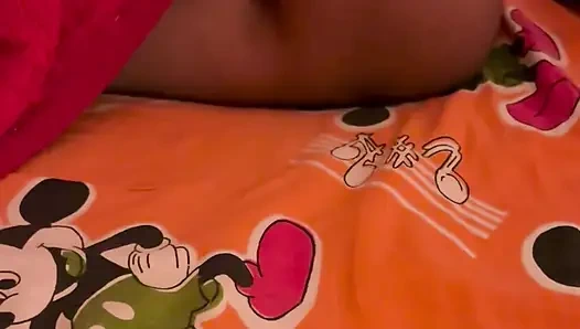 Desi bhabi zeigt ihren körper stöhnt