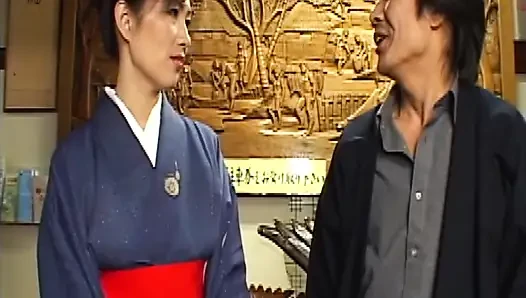 P128G04 seorang pemilik cantik yang menggoda pelanggan pria dari pasangan dengan hubungan yang rumit di penginapan yang sudah berdiri lama di Enoshima. Sebuah drama erotis sensual di mana drama manusia dari setiap karakter bersinar!