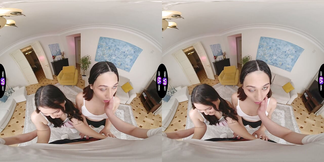 A kiéhezett ribancok, Roxy és Amelia dupla szopással köszönik meg neki - TeenMegaWorld