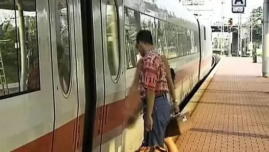 Une Allemande blonde au cul rond se fait arroser la chatte de sperme dans un train