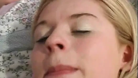 Amateur-blondine gefickt und von einem großen schwanz in den mund gespritzt