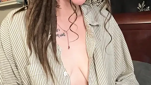 Annen sigara içme fetişini keşfetti ve fantezini gerçekleştiriyor