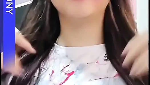 Модель примеряет нижнее белье застукали