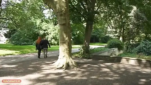 turuncu-kırmızı saçlar ve beyaz vücut etrafına