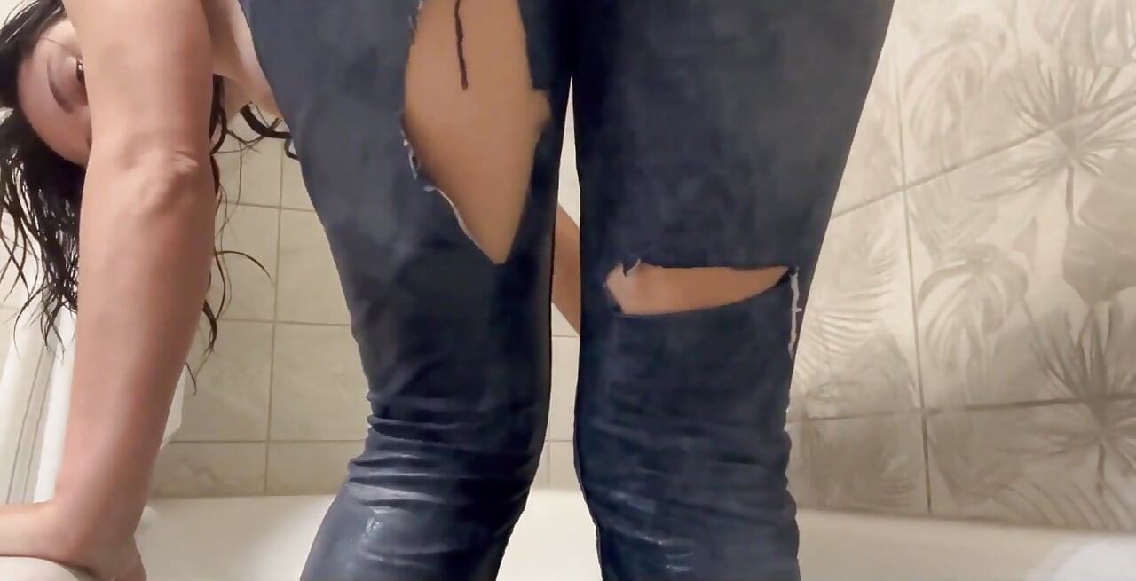 Bermain Dengan Seluar Jeans Basah Di Bilik Mandi