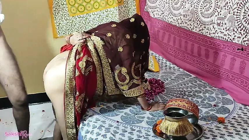 Karvachauth par utha uthake chudayi kari, upwas lund ke pani se khola, Puri raat jamkar pela chut ke pani se bedsheet bhig gaya