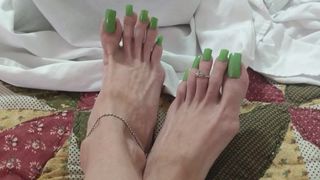 Мои зеленые ногти на пальцах ног
