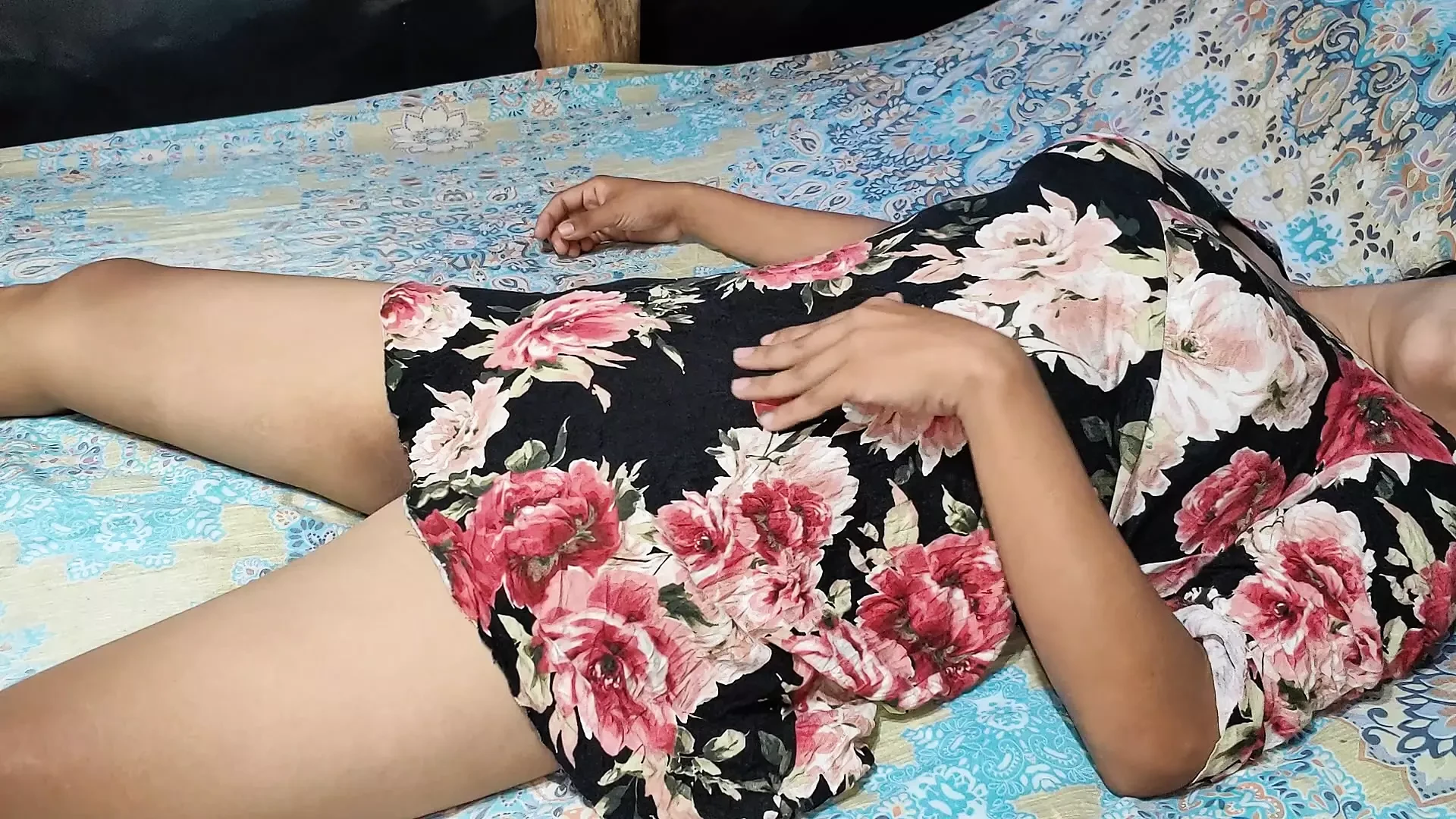 Ukusni cream! Dozvolio sam komšinici da jebe moju usku 18-godišnju pičku! Tamil pravi domaći indijski seks sa indijskom svastikom u x video snimcima