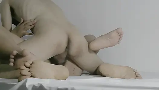 Ateşli pinay iyot hes canavar yarak için seks oyuncağına çifte penetrasyon