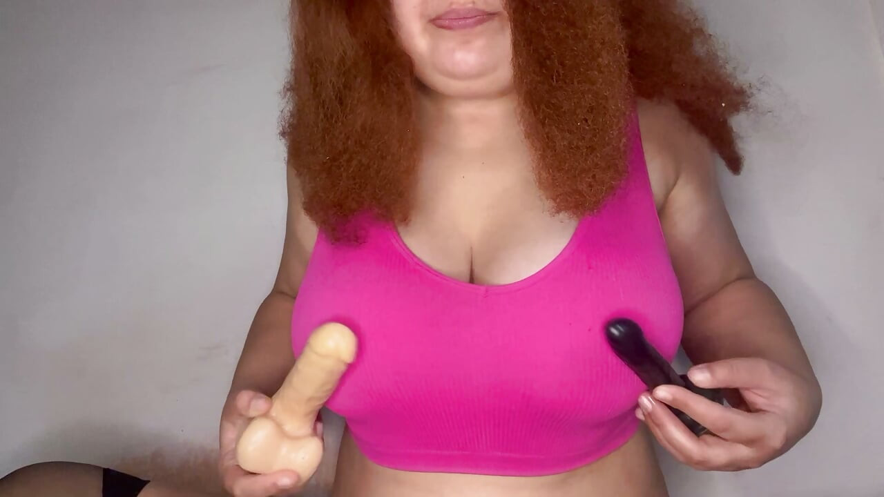Lat solo-masturbasjon - Vakker storby-MILF med enorme pupper
