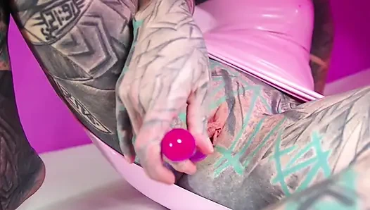 Gadis bertato pantat sendiri - masturbasi anal tanpa kondektur