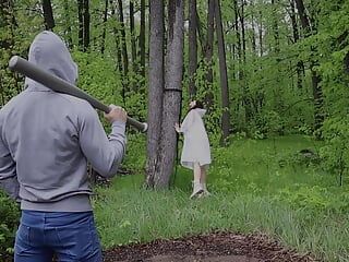 Ein Waldspaziergang endete mit einer plötzlichen BDSM-Sitzung für eine junge russische Schlampe