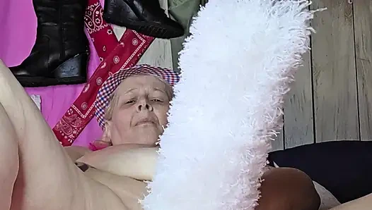 Пушистая шлюха для траха обожает это грубо