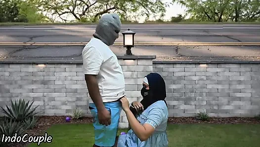 Istri muslim berhijab yang tukang selingkuh pamer memek di depan umum dan nyepong kontol orang asing demi uang viral di jakarta