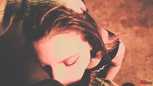 Kapana kısılmış sürtük soyunuyor ve tutsakları emiyor