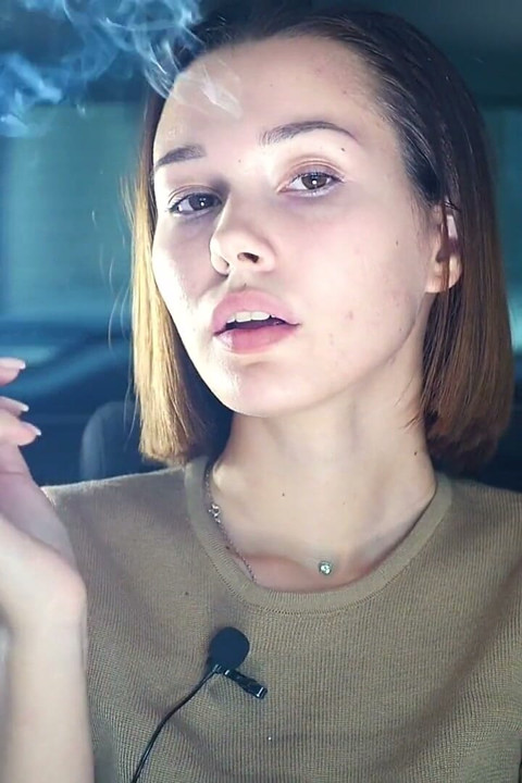 Seksi Rus hatun sigara içiyor doğal ortam