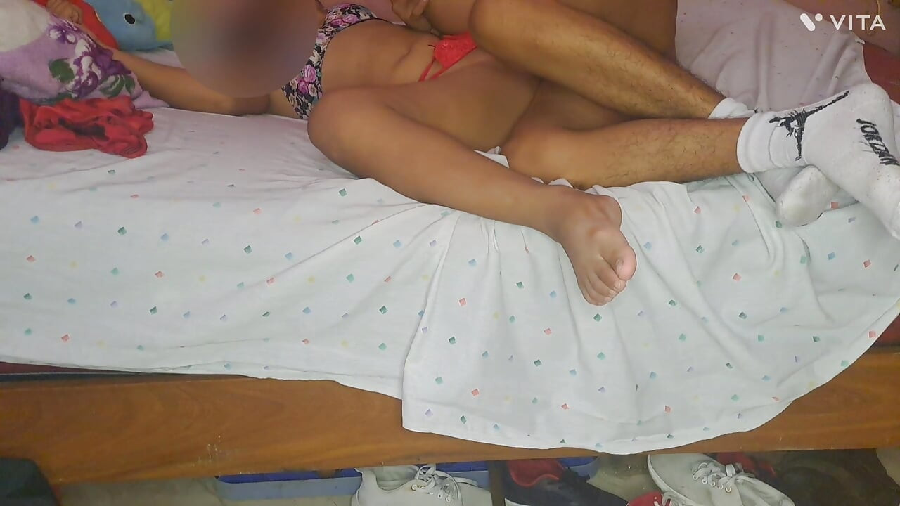Моя соседка в одной в ее комнате показывает мне ее задницу, чтобы я могла положить член в нее