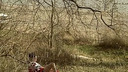 Двум сногсшибательным французским крошкам пробурили очко в тройничке на улице