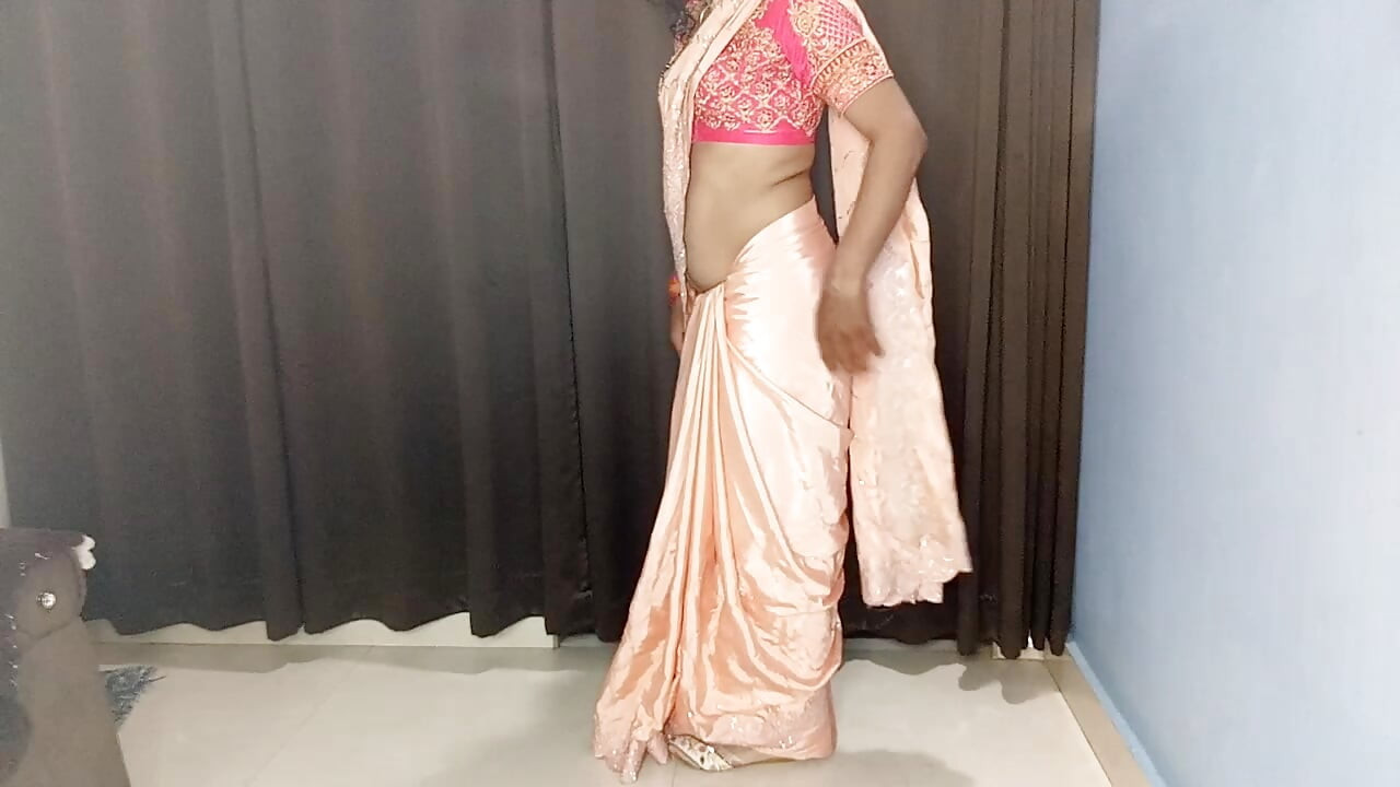 Ινδές καυτές μητριές που φορούσαν Saree χθες το βράδυ φαίνονται τόσο καυτές