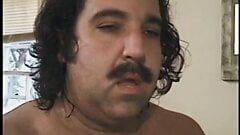 Ron Jeremy folla el culo apretado de ébano en casa