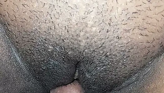 Hintli çok liseli bir kız. Arka tarafta döl haykırı.