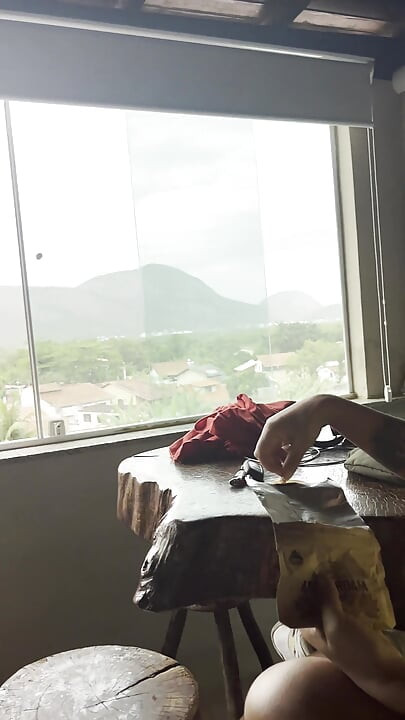Snimao me je iza kulisa sa tvrdim kurcem, nisam mogla da odolim i otišao sam da ga popušim