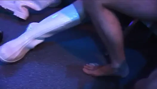 Olgun hatun vahşi grupta genişçe esnetiliyor parmaklama çılgınlığı