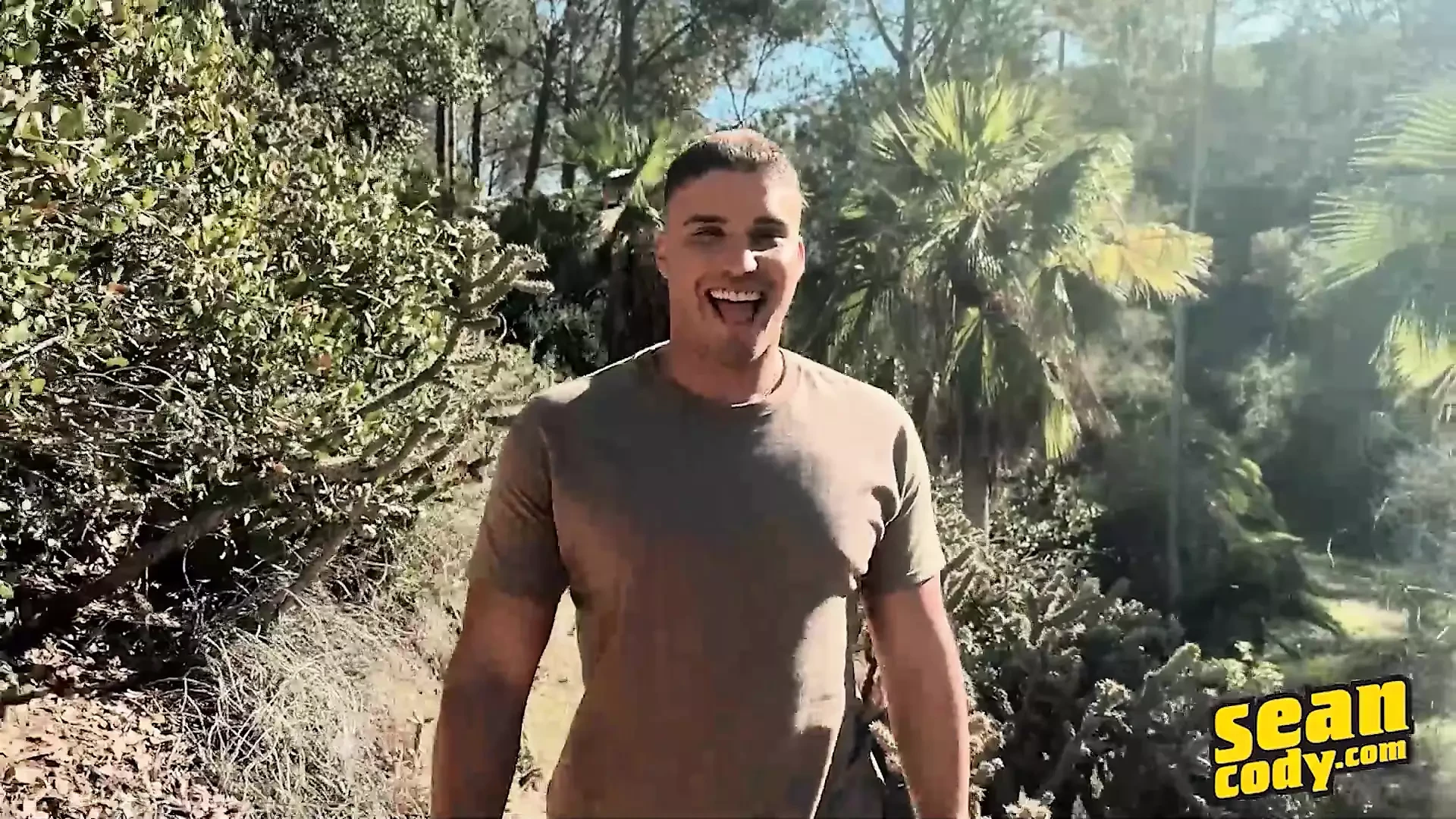 Alex lagi asik pamer strap-on dan senyuman gantengnya di rumah - sean cody
