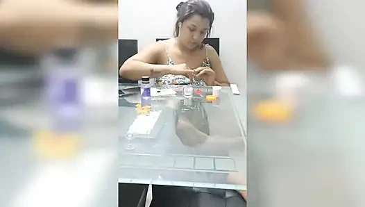 Я купил комплект, чтобы сделать ее ногти для моей сводной сестры, и она очень счастлива, но я сказал, чтобы она заплатила мне за это, делая мне порно видео