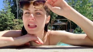 Sexy Alexandra Daddario stellt ihre fantastischen Möpse zur Schau