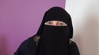 Dançando em Burka e Niqab em pés nus e se masturbando