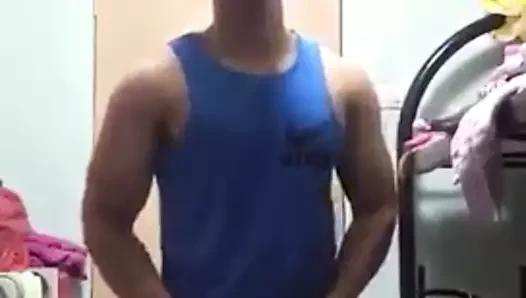 Sportif Asyalı çocuk kamerada tüm gösterir (1'40'')