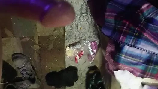 Yarağımı okşuyor
