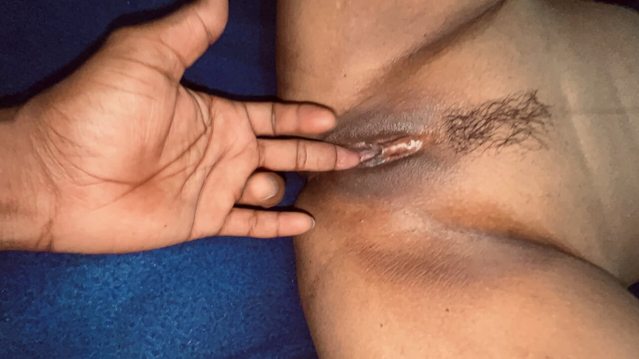 Une bhabhi indienne se doigte la chatte pour la première fois