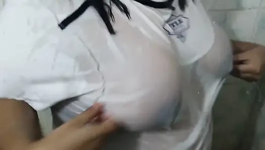 Üvey oğul duş alırken banyo üvey annesini ziyaret etti