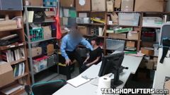 Adolescente vadia punida em escritório de detetives por roubo